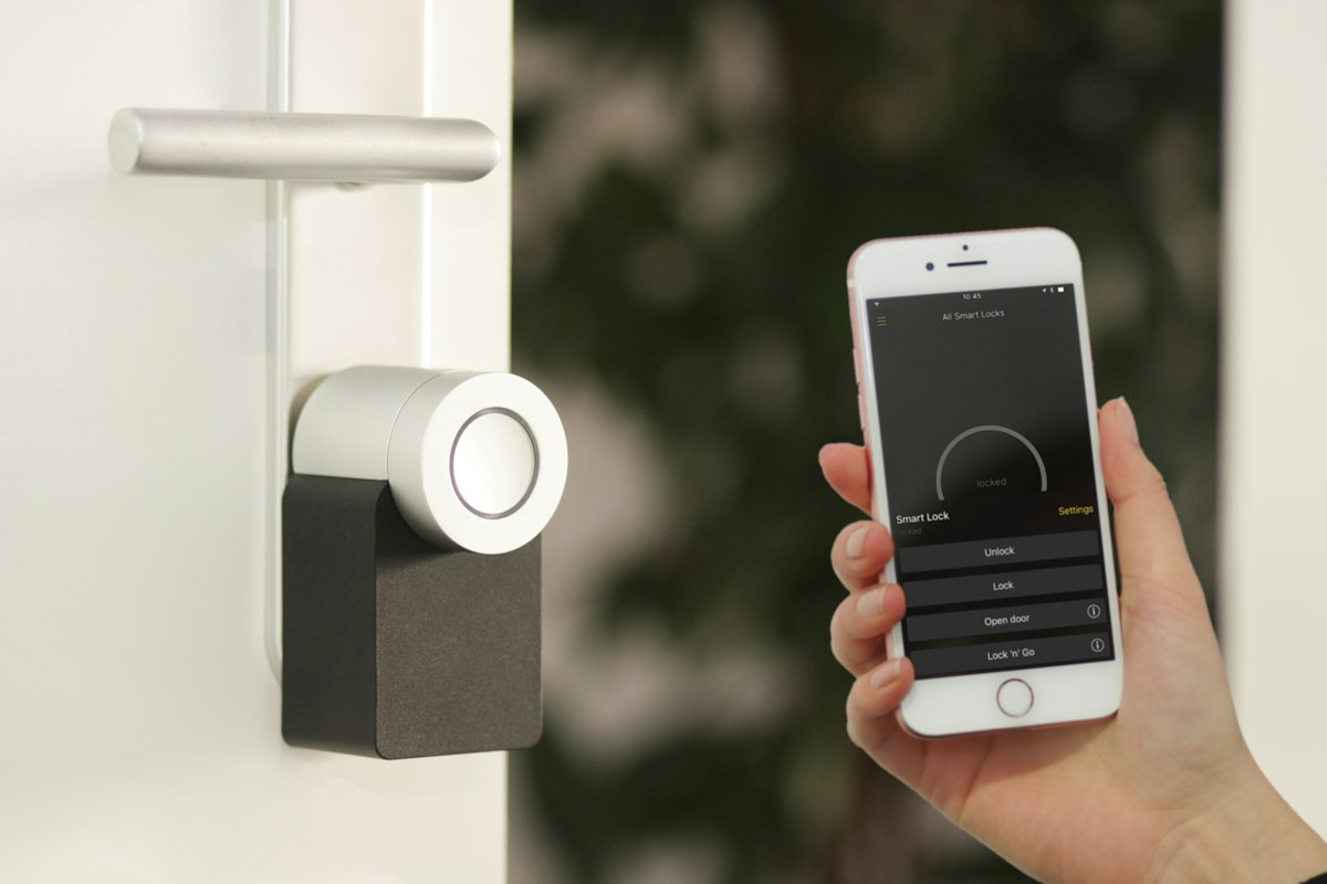 Serrure connectée sur une porte intérieure